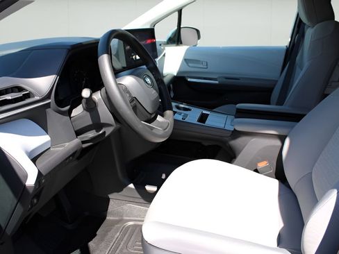 Used 2026 Toyota Sienna LE FWD image 9