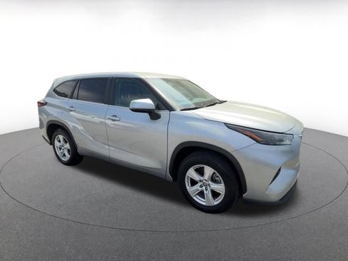 Used 2025 Toyota Highlander LE FWD image 2