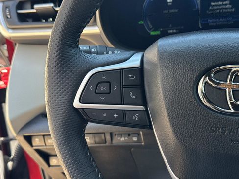 Used 2025 Toyota Sienna Platinum image 32