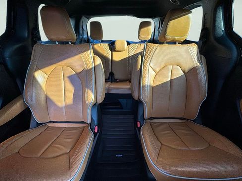Used 2023 Chrysler Pacifica Pinnacle image 26