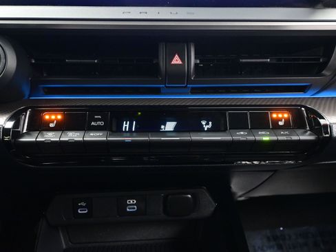 Used 2025 Toyota Prius XLE image 21