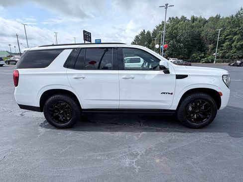 Used 2022 GMC Yukon AT4 w/ Technology Package AWD/4WD image 4
