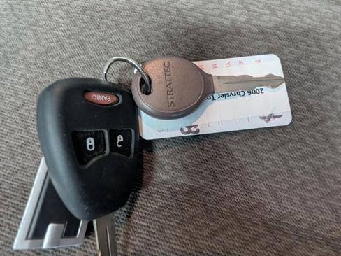 Used 2006 Chrysler Town & Country FWD image 43