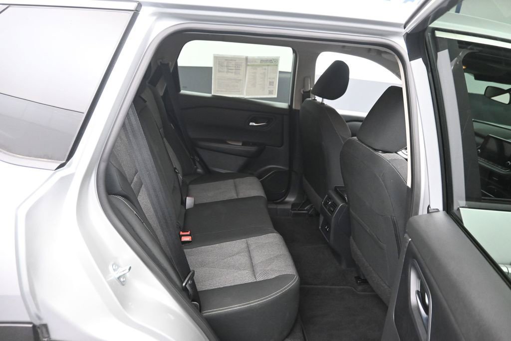 Used 2025 Nissan Rogue SV AWD/4WD image 9
