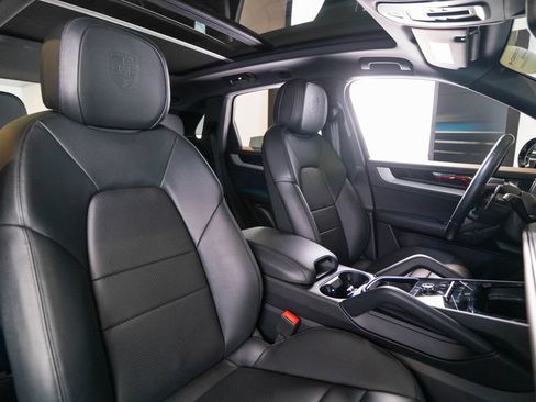 Certified 2025 Porsche Cayenne AWD/4WD image 18