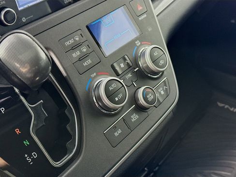 Used 2020 Toyota Sienna SE w/ SE Preferred Package FWD image 10