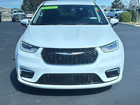 Used 2023 Chrysler Pacifica Touring-L image 8