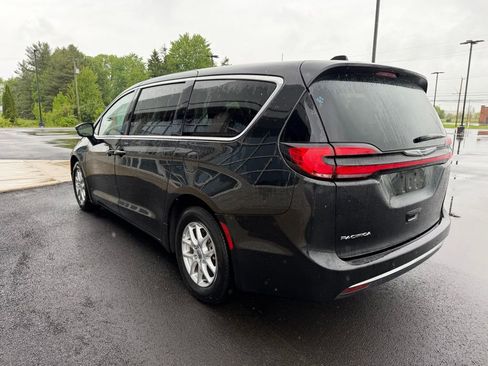 Used 2023 Chrysler Pacifica Touring-L FWD image 7