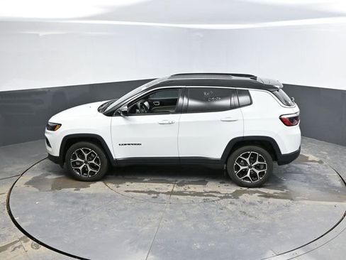 Used 2025 Jeep Compass Limited image 41