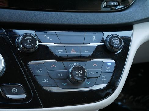 Used 2017 Chrysler Pacifica Touring-L image 24