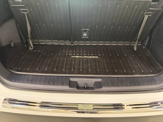 Used 2023 Toyota Highlander XLE AWD/4WD image 24