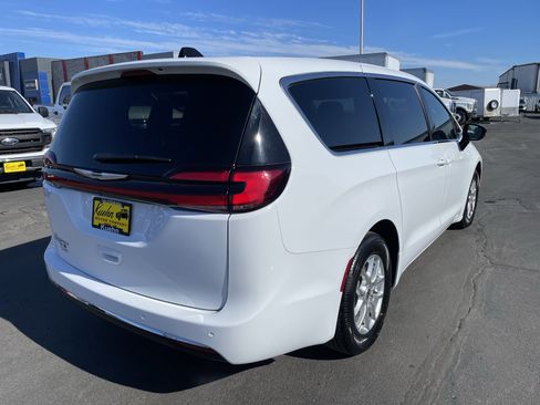 Used 2025 Chrysler Pacifica Select image 8