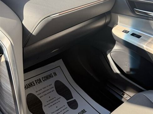 Used 2021 Toyota Venza XLE w/ Softex Package image 18