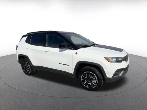 Used 2025 Jeep Compass Trailhawk image 2