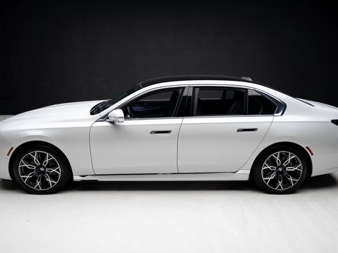 Used 2023 BMW i7 xDrive60 AWD/4WD image 17
