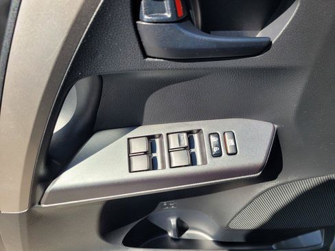 Used 2018 Toyota RAV4 LE AWD/4WD image 22