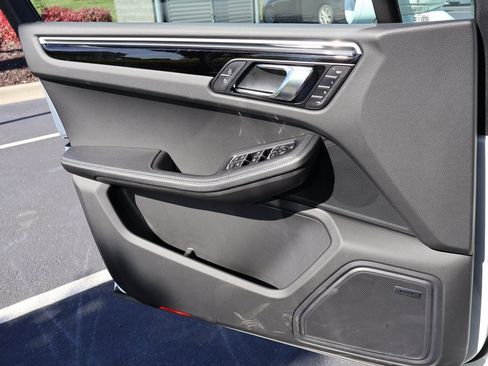 Used 2025 Porsche Macan image 34