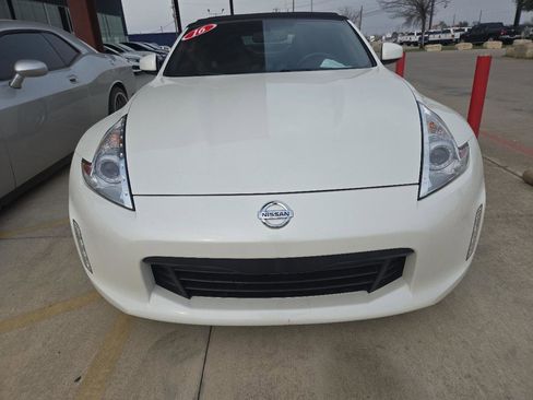 Used 2016 Nissan 370Z Touring image 2