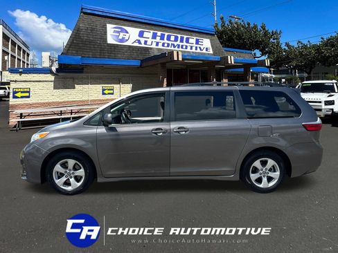 Used 2018 Toyota Sienna LE w/ Carpet Mat Package FWD image 3