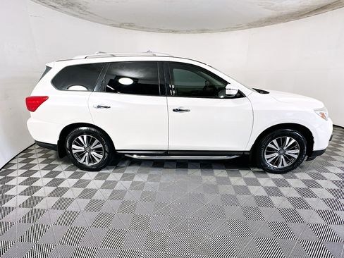 Used 2018 Nissan Pathfinder SV image 2