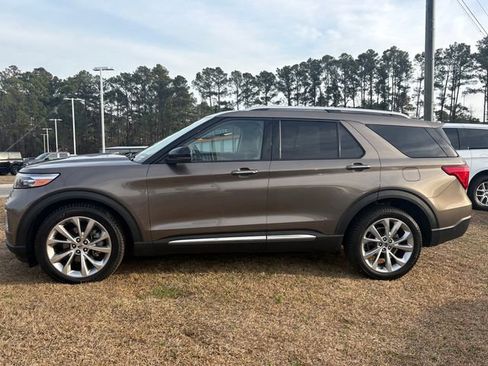 Used 2021 Ford Explorer Platinum w/ Premium Technology Package image 2