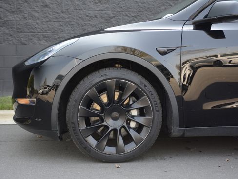 Used 2021 Tesla Model Y Long Range image 33