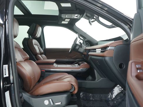 Used 2025 Lincoln Navigator Reserve AWD/4WD image 11