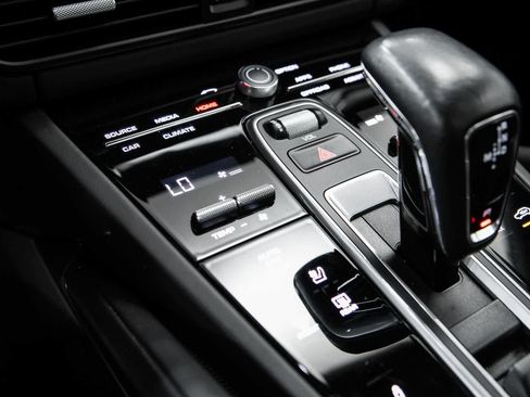 Certified 2022 Porsche Cayenne Turbo AWD/4WD image 28