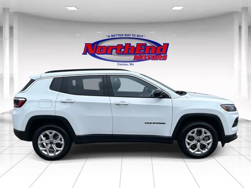 Used 2025 Jeep Compass Latitude image 2