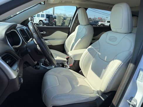 Used 2018 Jeep Cherokee Overland w/ Technology Group AWD/4WD image 32