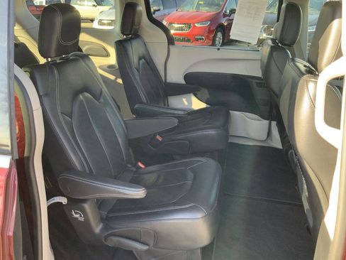 Used 2022 Chrysler Pacifica Touring-L image 57