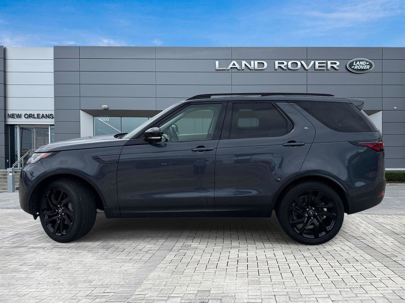 Used 2025 Land Rover Discovery S AWD/4WD image 2