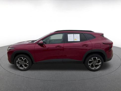 Used 2025 Chevrolet Trax LT FWD image 9