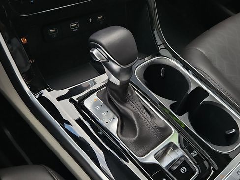 Used 2024 Kia Carnival EX image 16