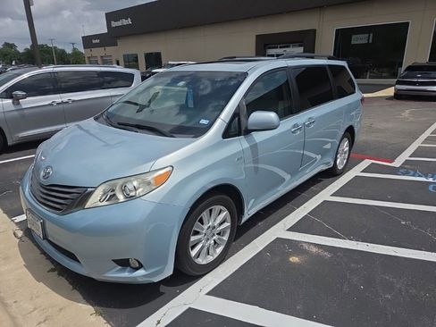 Used 2017 Toyota Sienna XLE AWD/4WD image 6