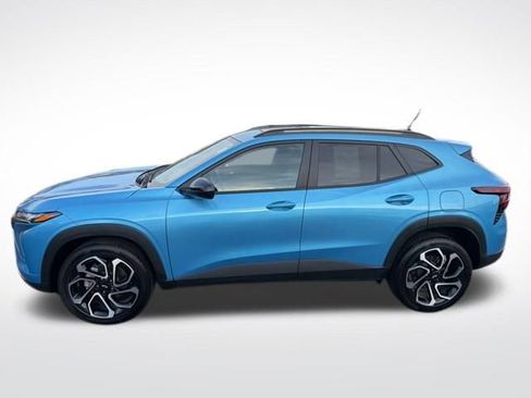 Used 2025 Chevrolet Trax RS w/ Sunroof Package image 3