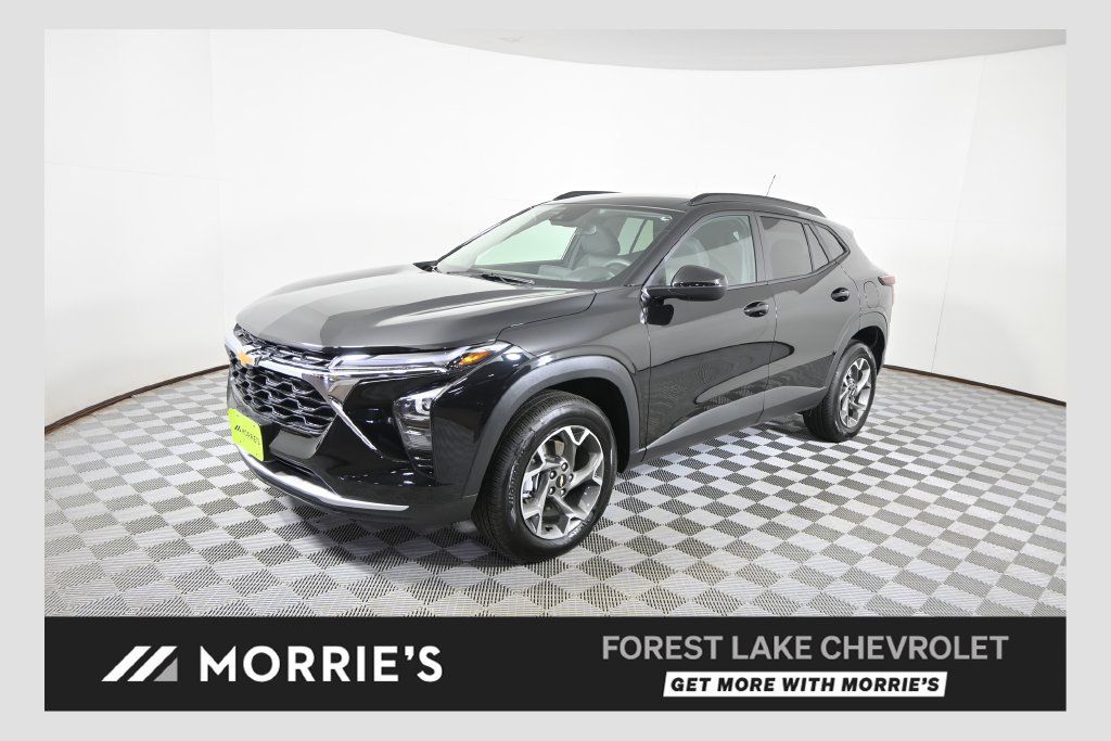 Used 2025 Chevrolet Trax LT FWD image 1