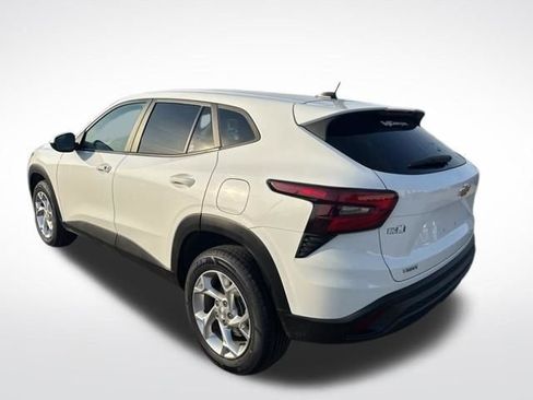 Used 2024 Chevrolet Trax LS w/ LS Convenience Package image 3