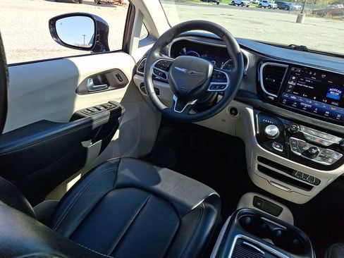 Used 2024 Chrysler Pacifica Touring-L FWD image 15