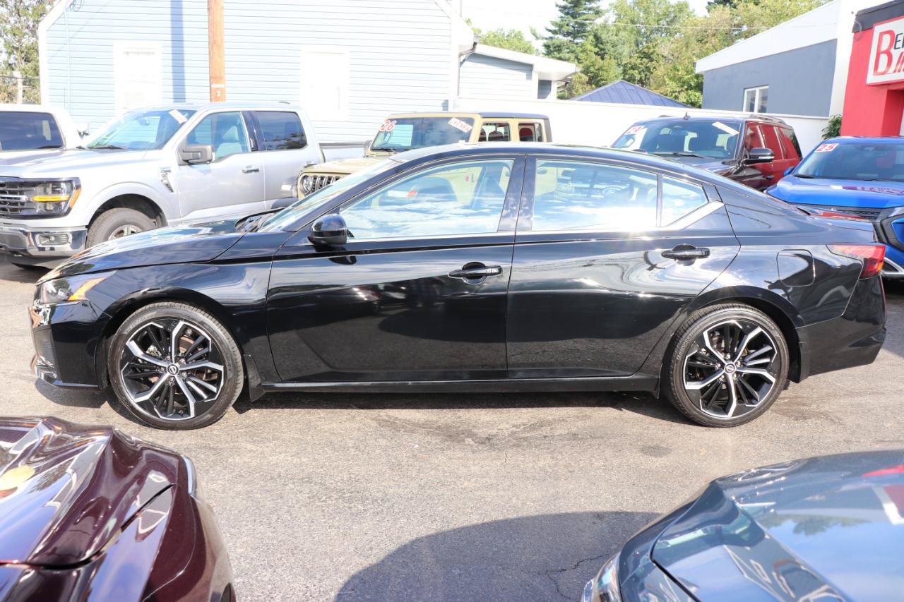 Used 2024 Nissan Altima 2.5 SR w/ SR Premium Package FWD image 2