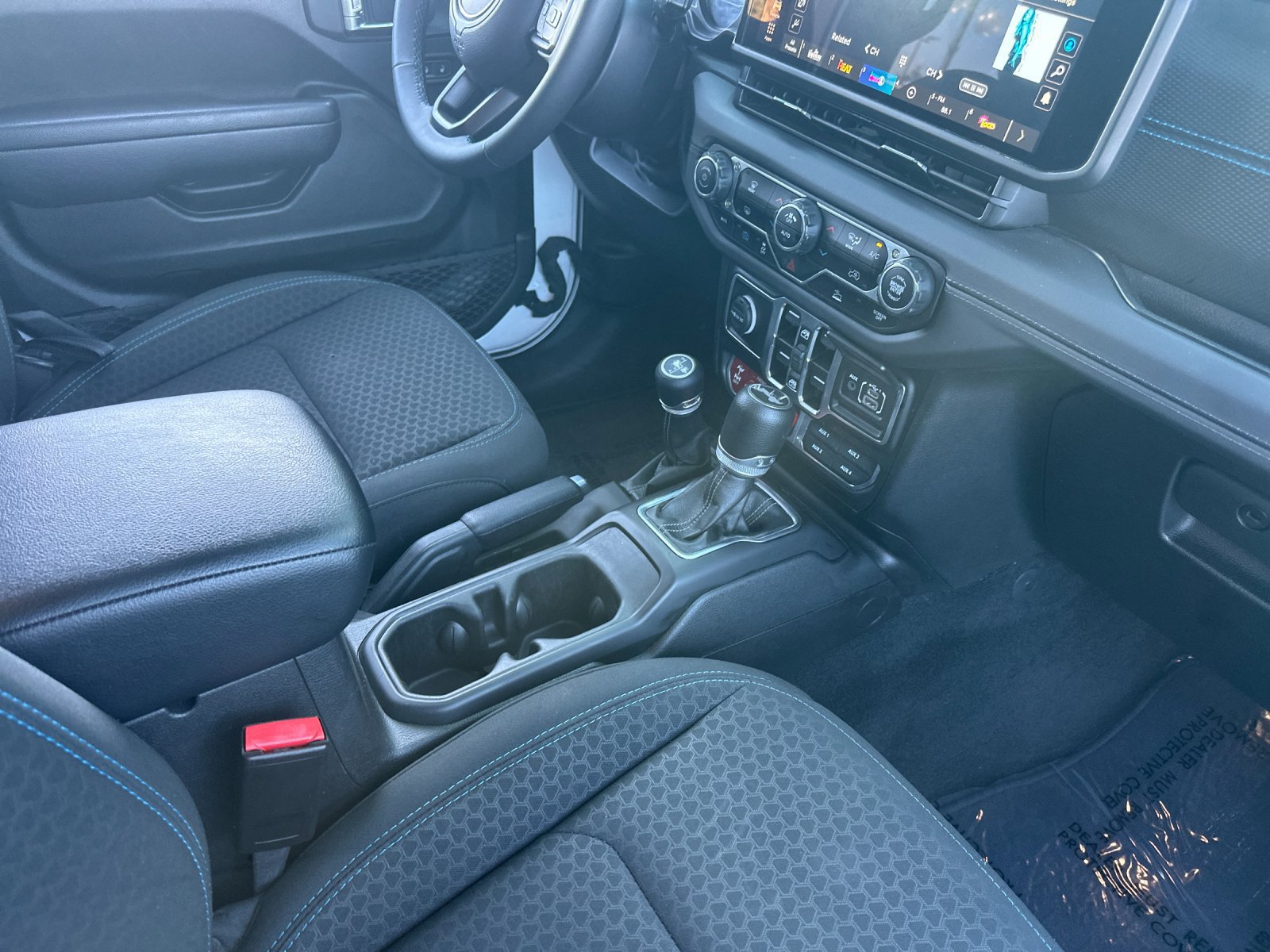 Used 2024 Jeep Wrangler Unlimited Rubicon 4xe AWD/4WD image 16