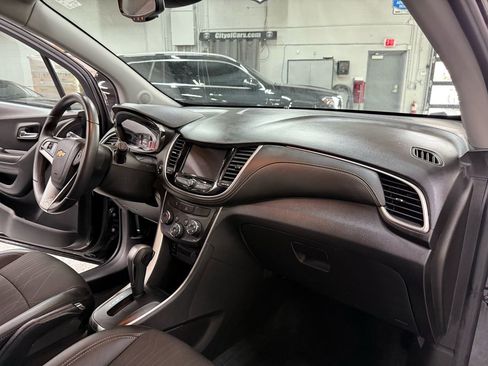 Used 2022 Chevrolet Trax LT w/ Midnight Edition image 19