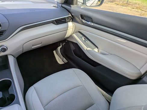 Used 2022 Nissan Altima 2.5 SV FWD image 16