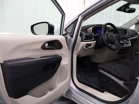 Used 2023 Chrysler Voyager LX image 10