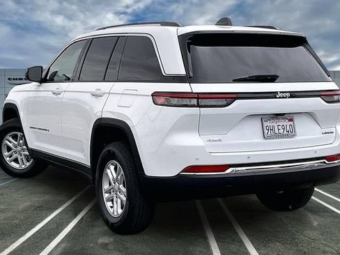 Used 2023 Jeep Grand Cherokee Laredo AWD/4WD image 10