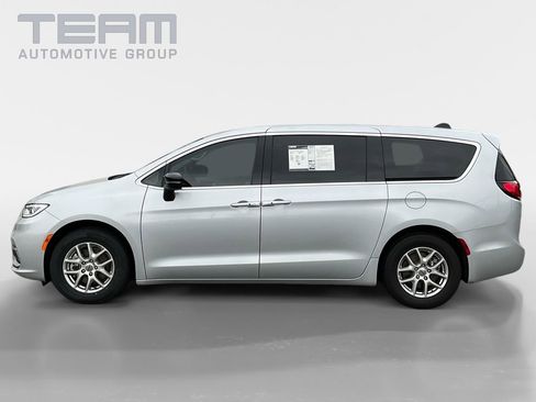 Used 2024 Chrysler Pacifica Touring-L image 2