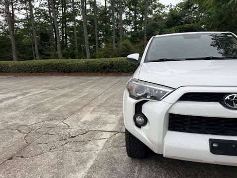 Used 2017 Toyota 4Runner SR5 AWD/4WD image 17