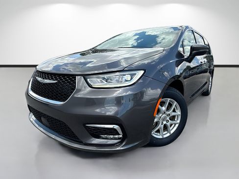 Used 2023 Chrysler Pacifica Touring-L FWD image 1