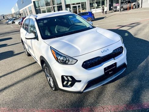 Certified 2022 Kia Niro LXS w/ Digital Cluster Package image 6