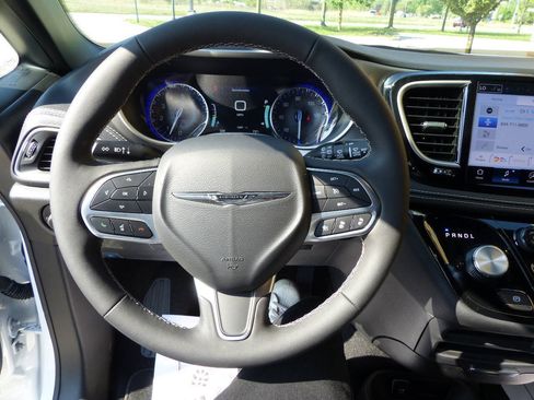 Used 2026 Chrysler Pacifica Select FWD image 24